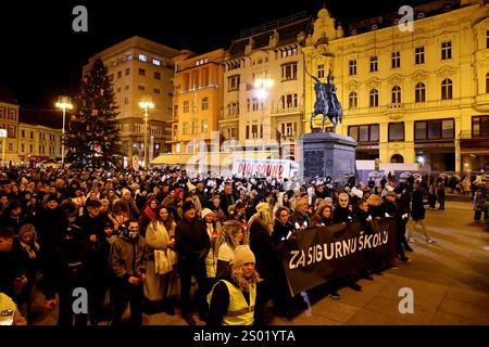 Croatie, Zagreb, 231224. À l’occasion de l’événement tragique survenu à l’école primaire de Precko, en signe de piété, trois syndicats éducatifs : le Syndicat croate des enseignants, le Syndicat du révérend et le Syndicat indépendant des employés des écoles secondaires croates ont mené une marche pacifique pour une école sûre. Le parcours de la parade est de Uciteljski dom de Trg Republika Hrvatska via Frankopanska, Ilica, Trg ban Josip Jelacic, Praska, Teslana et Masarykova rues à Trg Republika Hrvatska. Sur la photo : marche pacifique. Photo : Damir Krajac / CROPIX Copyright : xxDamirxKrajacx mimohod skole sigurnost58-231224 Banque D'Images