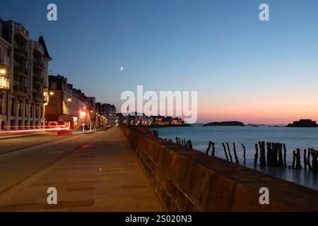 Architecture de la ville de Saint-Malo en Bretagne en France sous un coucher de soleil Banque D'Images