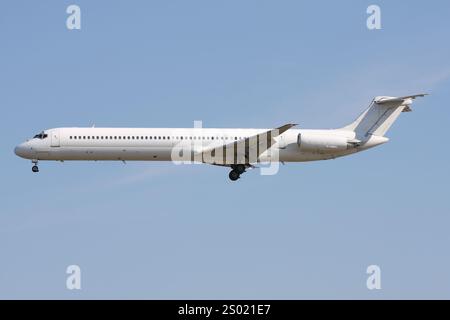 Arrivée d'un avion de passagers McDonnell Douglas MD-81 blanc Banque D'Images