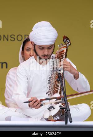 Musicien sikh jouant sur le dilruba au Festival Vaisakhi à Trafalgar Square, Londres, l'événement célébrant la culture sikhe et la récolte. Banque D'Images