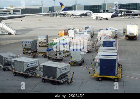 Fret aérien conteneurs de fret sur le tarmac de l'aéroport de Francfort en Allemagne Banque D'Images