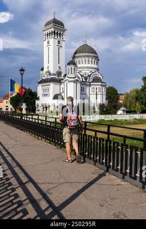 SIGHISOARA (ROUMANIE) - L'église de la Sainte Trinité (Biserica 'Sfânta Treime') et le drapeau roumain Banque D'Images