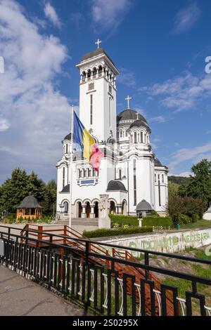 SIGHISOARA (ROUMANIE) - L'église de la Sainte Trinité (Biserica 'Sfânta Treime') et le drapeau roumain Banque D'Images