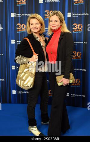 Schauspielerin Annette Frier und ihre Schwester und managerin Sabine Frier kommt zur Veranstaltung 30 Jahre TV Filmproduktionsgesellschaft Brainpool TV *** L'actrice Annette Frier et sa sœur et manager Sabine Frier assistent à l'événement 30 ans de la société de production télévisée Brainpool TV Banque D'Images