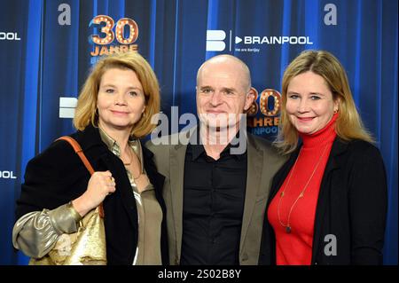 Schauspielerin Annette Frier, ihre Schwester und managerin Sabine Frier , l-R, und Redakteur Stephan Denzer, m, kommt zur Veranstaltung 30 Jahre TV Filmproduktionsgesellschaft Brainpool TV Banque D'Images