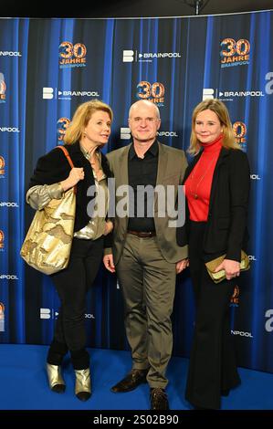 Schauspielerin Annette Frier, ihre Schwester und managerin Sabine Frier , l-R, und Redakteur Stephan Denzer, m, kommt zur Veranstaltung 30 Jahre TV Filmproduktionsgesellschaft Brainpool TV Banque D'Images