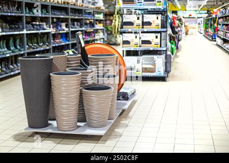 grands pots de fleurs pour planter des fleurs dans un supermarché. En cultivant des plantes, le printemps arrive Banque D'Images