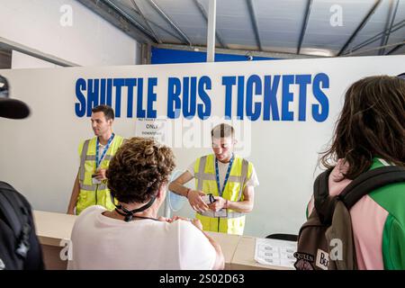 Livourne Italie, Port de Livourne, Porto di, Norwegian Cruise Line NCL Escape ship, itinéraire Tyrrhénien de la mer Méditerranée de 10 jours, billets de navette, passeng Banque D'Images