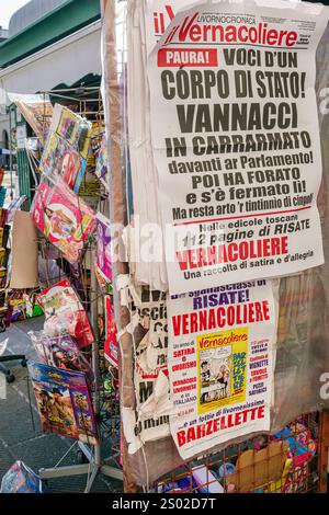 Livourne Italie, Piazza Grande place, kiosque à journaux, Vernacoliere, publication d'humour, presse de magazine satirique, affiches colorées, présentoir, magazines pour Banque D'Images