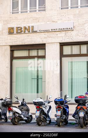 Livourne Italie, via Cairoli, BNL Gruppo BNP Paribas, succursale bancaire, institution financière, façade en pierre, architecture urbaine, scooters garés, banque, rue de la ville Banque D'Images