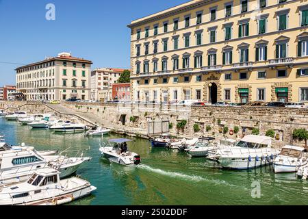 Livourne Italie, système de voies navigables de canal de fossés Fosso Reale, bateaux amarrés le long du canal, architecture urbaine historique, façades de style néoclassique, fenêtres cintrées, BA Banque D'Images