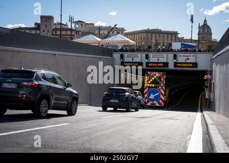 Rome, Italie. 23 décembre 2024. Les premières voitures passant par le nouveau passage souterrain Lungotevere de Sassia viennent d'être inaugurées. Inauguration de la Piazza Pia et extension du passage souterrain Lungotevere de Sassia dans le cadre des travaux en cours à Rome en prévision de l'année jubilaire catholique 2025. Crédit : SOPA images Limited/Alamy Live News Banque D'Images