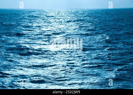 Le lever du soleil sur le détroit de Magellan (également détroit de Magellan) est le passage naturel le plus important entre les océans Pacifique et Atlantique - Chili Banque D'Images