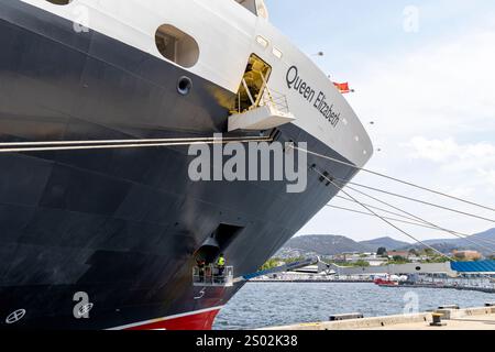 Cunard Queen Elizabeth Cruise Ship à côté à Hobart Tasmanie au quai n° 2 de Macquarie dans le port de Hobart, avec des hommes peignant la coque Banque D'Images