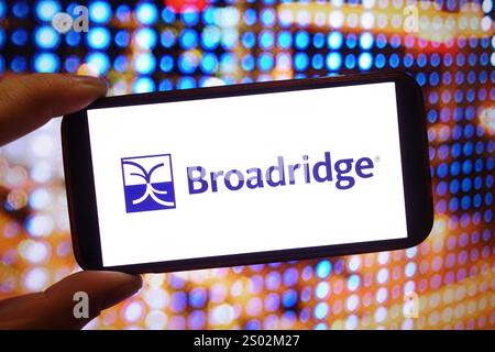 Pologne. 23 décembre 2024. Dans cette illustration photo, le logo de la société Broadridge Financial solutions est affiché sur l'écran d'un téléphone intelligent. Crédit : SOPA images Limited/Alamy Live News Banque D'Images