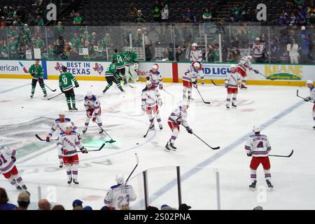 Dallas, États-Unis. 20 décembre 2024. Les joueurs des Stars de Dallas et des Rangers de New York entrent sur la glace lors du match de la Ligue nationale de hockey au American Airlines Center. Les Rangers de New York battent les Stars de Dallas 3-1. Le 20 décembre 2024 à Dallas, Texas. (Photo de Javier Vicencio/ crédit : Eyepix Group/Alamy Live News Banque D'Images