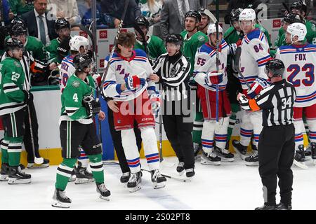 Dallas, États-Unis. 20 décembre 2024. Matt Rempe #73 des Rangers de New York est emmené au penalty après avoir coudé le défenseur de Dallas Miro Heiskanen #4 lors du match de la Ligue nationale de hockey au American Airlines Center. Les Rangers de New York battent les Stars de Dallas 3-1. Le 20 décembre 2024 à Dallas, Texas. (Photo de Javier Vicencio/ crédit : Eyepix Group/Alamy Live News Banque D'Images