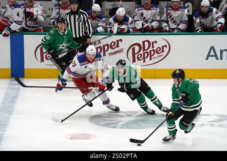 Dallas, États-Unis. 20 décembre 2024. Sam Steel #18 des Dallas Stars et Matt Rempe #73 des New York Rangers se battent pour la rondelle lors du match de la Ligue nationale de hockey au American Airlines Center. Les Rangers de New York battent les Stars de Dallas 3-1. Le 20 décembre 2024 à Dallas, Texas. (Photo de Javier Vicencio/ crédit : Eyepix Group/Alamy Live News Banque D'Images