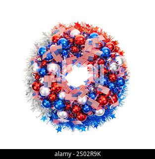 Couronne patriotique avec étoiles scintillantes et boules de noël isolées sur blanc pour le jour de l'indépendance ou célébrer le 4 juillet. Banque D'Images