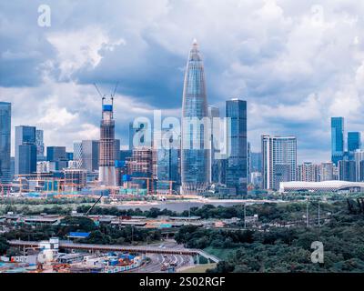 Ville de Shenzhen Chine, beau mélange d'arbres verts combinés avec des bâtiments, architecture moderne Banque D'Images