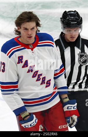 Dallas, États-Unis. 20 décembre 2024. Matt Rempe #73 des Rangers de New York est emmené au penalty après avoir coudé le défenseur de Dallas Miro Heiskanen #4 lors du match de la Ligue nationale de hockey au American Airlines Center. Les Rangers de New York battent les Stars de Dallas 3-1. Le 20 décembre 2024 à Dallas, Texas. (Photo de Javier Vicencio/Eyepix Group/SIPA USA) crédit : SIPA USA/Alamy Live News Banque D'Images