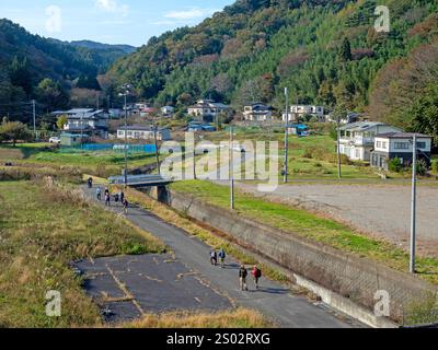 Randonnée à travers le port de pêche d'Osawa le long du sentier côtier Michinoku Banque D'Images