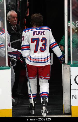 Dallas, États-Unis. 20 décembre 2024. Matt Rempe #73 des Rangers de New York est emmené au penalty après avoir coudé le défenseur de Dallas Miro Heiskanen #4 lors du match de la Ligue nationale de hockey au American Airlines Center. Les Rangers de New York battent les Stars de Dallas 3-1. Le 20 décembre 2024 à Dallas, Texas. (Photo de Javier Vicencio/Eyepix Group/SIPA USA) crédit : SIPA USA/Alamy Live News Banque D'Images