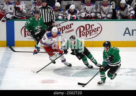 Dallas, États-Unis. 20 décembre 2024. Sam Steel #18 des Dallas Stars et Matt Rempe #73 des New York Rangers se battent pour la rondelle lors du match de la Ligue nationale de hockey au American Airlines Center. Les Rangers de New York battent les Stars de Dallas 3-1. Le 20 décembre 2024 à Dallas, Texas. (Photo de Javier Vicencio/Eyepix Group/SIPA USA) crédit : SIPA USA/Alamy Live News Banque D'Images