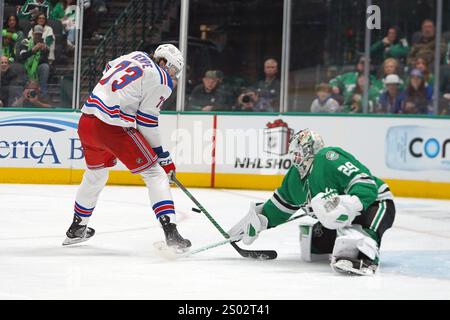 Matt Rempe #73 des Rangers de New York joue contre le gardien Jake Oettinger #29 des Stars de Dallas lors du match de la Ligue nationale de hockey au American Airlines Center. Les Rangers de New York battent les Stars de Dallas 3-1. Le 20 décembre 2024 à Dallas, Texas. (Photo de Javier Vicencio/Eyepix Group/SIPA USA) Banque D'Images