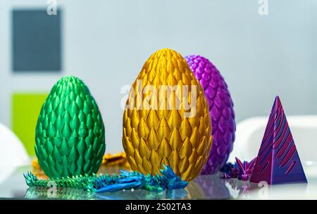 Modèle en plastique coloré d'oeuf imprimé sur une imprimante 3D. Banque D'Images