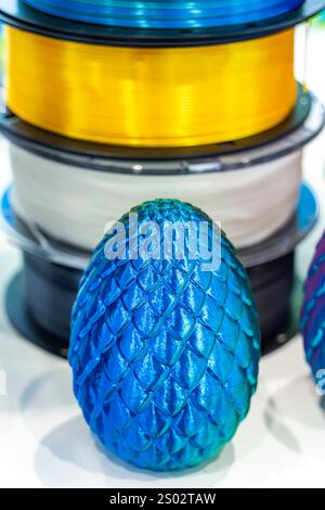 Modèle en plastique coloré d'oeuf imprimé sur une imprimante 3D. Banque D'Images