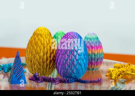 Modèle en plastique coloré d'oeuf imprimé sur une imprimante 3D. Banque D'Images