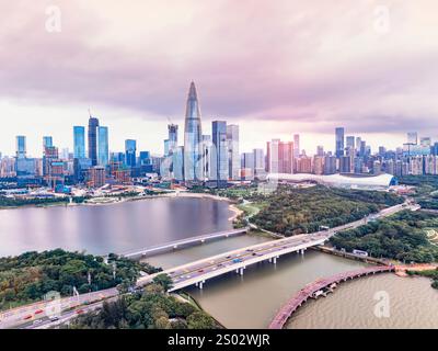 Drone survole le quartier central des affaires de la ville de Shenzhen, panorama aérien Chine. Banque D'Images