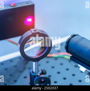 Expérimentation du dispositif laser en laboratoire optique Banque D'Images