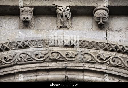Des sculptures en pierre complexes décorent une entrée médiévale à Carcassonne, en France. Banque D'Images