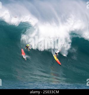 Haleiwa, Oahu, États-Unis. 22 décembre 2024. L'histoire a été faite aujourd'hui lorsque Salt Air Studios a lancé leur chaîne révolutionnaire de diffusion en direct des sports océaniques, Rogue. TV, avec l'événement de surf le plus regardé jamais enregistré. L. McNamara a remporté la victoire au légendaire Rip Curl Eddie Aikau Big Wave Invitational, consolidant ainsi un début inoubliable pour cette nouvelle aventure passionnante. McNamara's est la troisième fois consécutive qu'un surfeur de la rive nord d'Oahu gagne, nommé d'après le sauveteur original de la rive nord Eddie Aikau. Un autre sauveteur de la Côte-Nord, L. Shepardson, a gagné en 2023. Légende de la côte nord J. J. Florence Banque D'Images