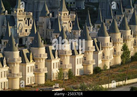 BOLU, TURKIYE - 18 JUILLET 2024 : Burj Al Babas a abandonné des villas dans la ville de Mudurnu Banque D'Images