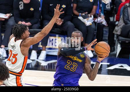 Los Angeles, États-Unis. 23 décembre 2024. LeBron James #23 des Los Angeles Lakers semble passer alors qu'il est défendu par Jaden Ivey #23 des Detroit pistons lors d'un match de basket-ball NBA au Crypto.com Arena. Score final ; pistons 117:114 Lakers (photo de Ringo Chiu/SOPA images/SIPA USA) crédit : SIPA USA/Alamy Live News Banque D'Images