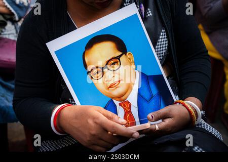 Guwahati, Inde. 24 décembre 2024. Les membres du Congrès indien tiennent une affiche de Babasaheb BR Ambedkar lors de la manifestation contre le ministre de l'intérieur de l'Union Amit Shah à propos de ses propos sur B R Ambedkar le 24 décembre 2024 à Guwahati, en Inde. Crédit : David Talukdar/Alamy Live News Banque D'Images