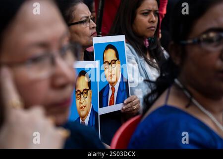 Guwahati, Inde. 24 décembre 2024. Les membres du Congrès indien tiennent une affiche de Babasaheb BR Ambedkar lors de la manifestation contre le ministre de l'intérieur de l'Union Amit Shah à propos de ses propos sur B R Ambedkar le 24 décembre 2024 à Guwahati, en Inde. Crédit : David Talukdar/Alamy Live News Banque D'Images