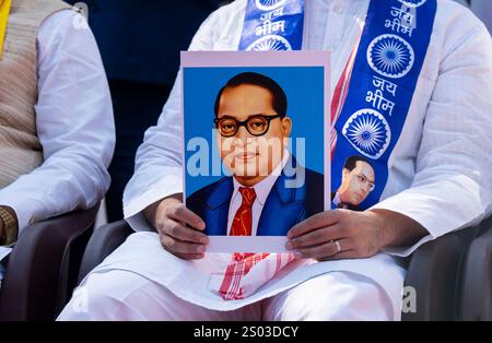 Guwahati, Inde. 24 décembre 2024. Les membres du Congrès indien tiennent une affiche de Babasaheb BR Ambedkar lors de la manifestation contre le ministre de l'intérieur de l'Union Amit Shah à propos de ses propos sur B R Ambedkar le 24 décembre 2024 à Guwahati, en Inde. Crédit : David Talukdar/Alamy Live News Banque D'Images