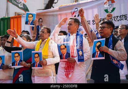 Guwahati, Inde. 24 décembre 2024. Les membres du Congrès indien tiennent une affiche de Babasaheb BR Ambedkar lors de la manifestation contre le ministre de l'intérieur de l'Union Amit Shah à propos de ses propos sur B R Ambedkar le 24 décembre 2024 à Guwahati, en Inde. Crédit : David Talukdar/Alamy Live News Banque D'Images