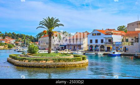 Panorama de la ville, vue sur les monuments de Vrboska, attractions sur l'île de Hvar, bateaux amarrés dans la baie Banque D'Images