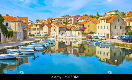 Panorama de la ville, vue sur les monuments de Vrboska, attractions sur l'île de Hvar, bateaux amarrés dans la baie Banque D'Images