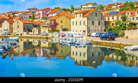 Panorama de la ville, vue sur les monuments de Vrboska, attractions sur l'île de Hvar, bateaux amarrés dans la baie Banque D'Images