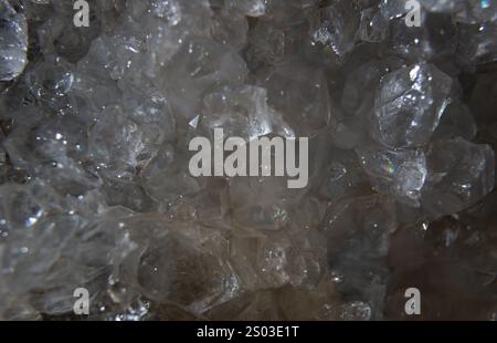Crystal quartz affiche un éventail étonnant de facettes étincelantes, capturant la lumière et révélant ses textures et formations uniques magnifiquement. Banque D'Images