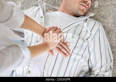 Personne effectuant une RCP, des compressions thoraciques et un massage cardiaque sur un homme inconscient avec une crise cardiaque. Banque D'Images