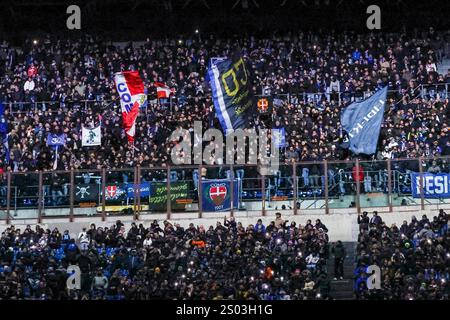 Milan, Italien. 23 décembre 2024. Como 1907 supporters vus lors de la Serie A 2024/25 match de football entre le FC Internazionale et le Como 1907 au San Siro Stadium crédit : dpa/Alamy Live News Banque D'Images