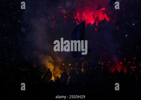 Milan, Italien. 23 décembre 2024. Les supporters du FC Internazionale vus lors du match de football de Serie A 2024/25 entre le FC Internazionale et le Como 1907 au San Siro Stadium crédit : dpa/Alamy Live News Banque D'Images