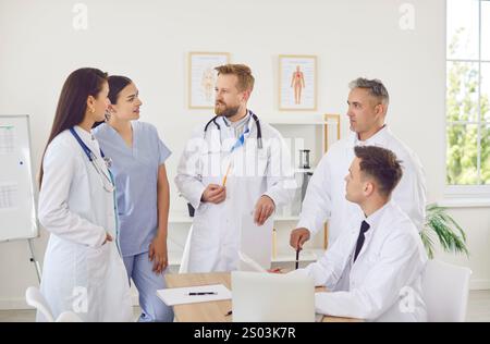 Réunion de l'équipe médicale au cabinet hospitalier Banque D'Images